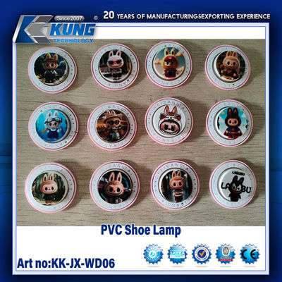 กําแพงไฟทรงรองเท้าสามมิติทําจากวัสดุ PVC ที่โปร่งใสสูง พร้อมด้วยแหล่งแสงอ่อน LED ที่มีหน้าที่สองประการคือ การส่องแสงกลางคืนและเครื่องประดับเล่นที่ทันสมัย.