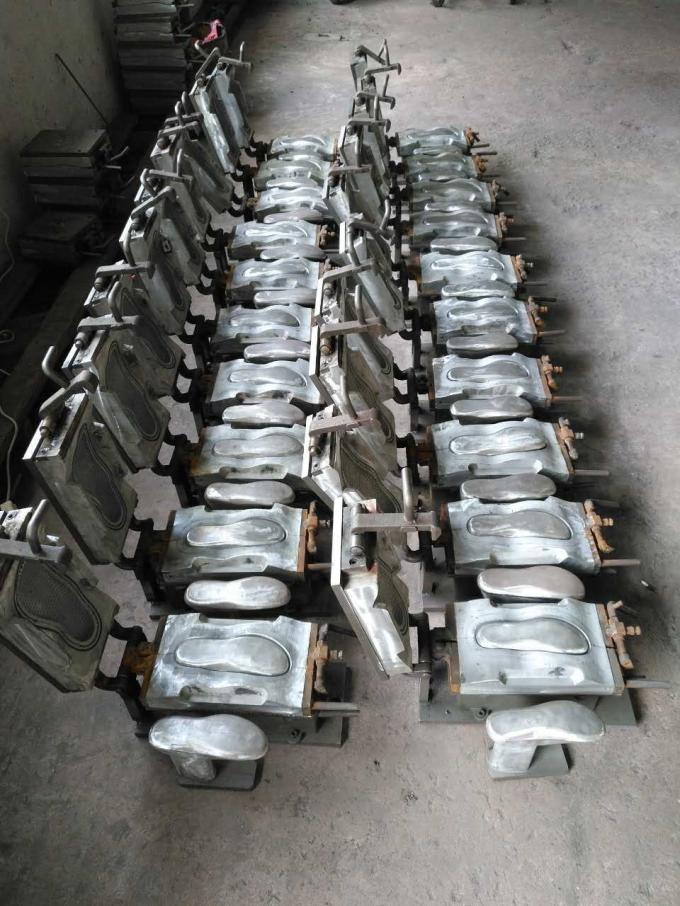 เครื่องฉีดขึ้นรูปรองเท้า PVC 6 สถานีหลากสีอัตโนมัติ 4